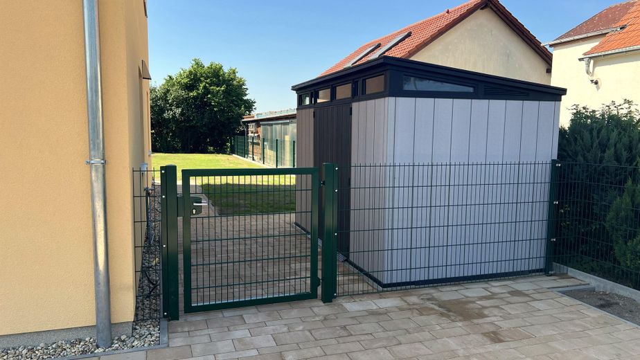 Ruhe mit Blick über Felder: Exklusives wohngesundes Plusenergie-Doppelhaus, S-Bahn fußläufig – Fahrrad- und Gartenhaus