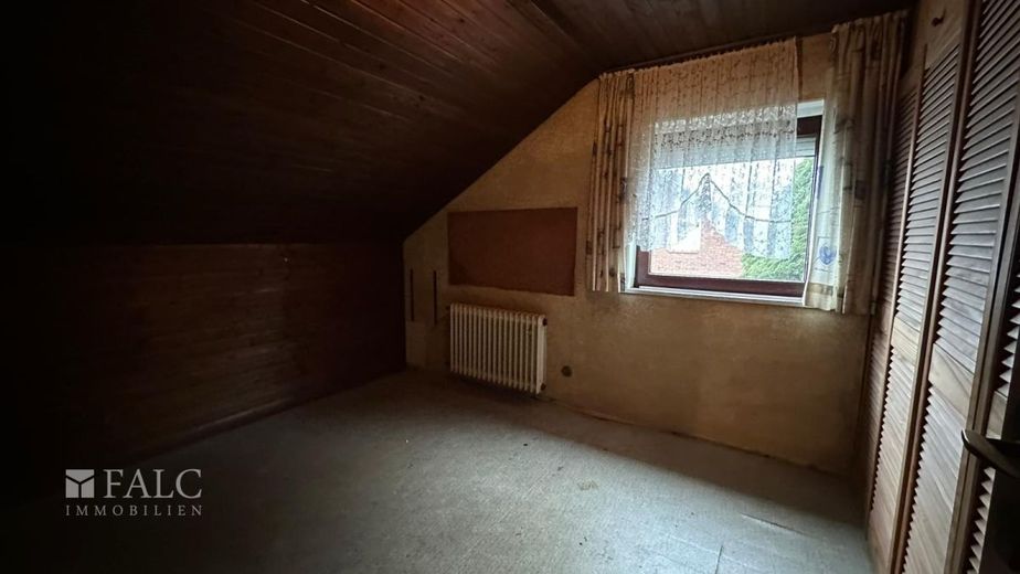 Einfamilienhaus mit Ausbaupotential! – Dachzimmer
