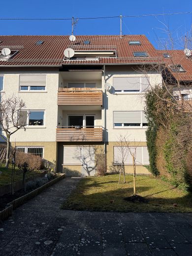2,5 Zi-Wohnung Hochparterre mit Nord und Süd Balkon in ruhiger Lage, Tiefgarage, geringe Nebenkosten – Garten + Freifläche