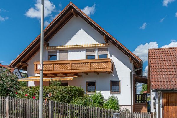 Appartamento mansardato con 3 locali, cucina componibile e stufa svedese in posizione tranquilla a Tiefenbach
