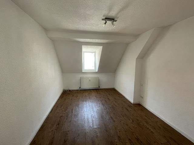 Zentrale provisionsfreie Wohnung in Neu-Ulm, perfekt für eine WG – Schlafzimmer unten