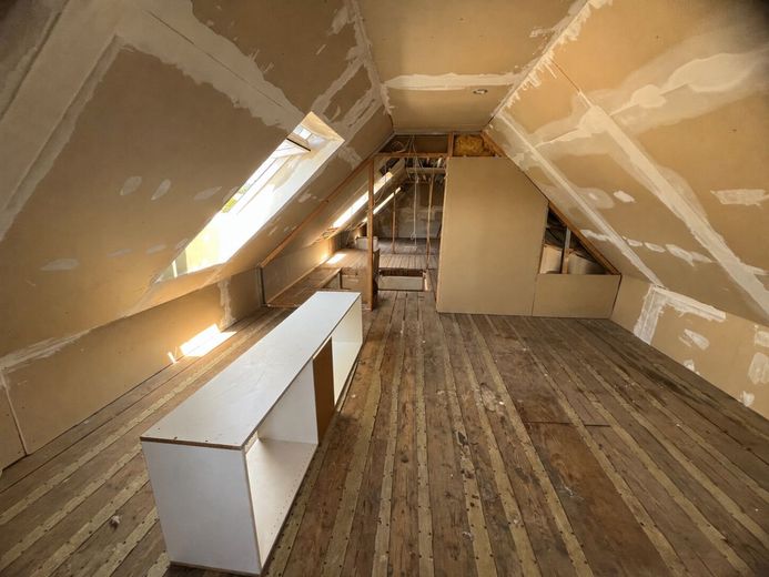 Saniertes Mehrfamilien-Haus mit PV-Anlage! 3 Wohnungen. Attraktive Kapitalanlage in Waidhaus Bayern – Dachboden mit Ausbaupotenzial