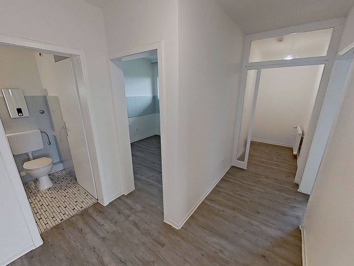 Schön geschnittene 2-Zimmer-Wohnung mit großem BALKON – Flur