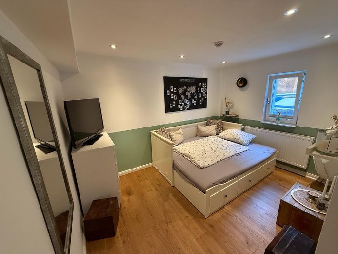 Stilvolles Einfamilienhaus mit 1.800 m2 Südgrundstück und hochwertiger Ausstattung – Schlafzimmer UG
