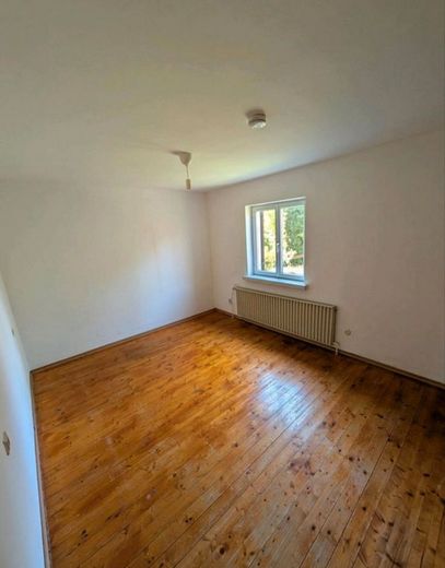 Ruhiges Einfamilienhaus freistehend mit großem Garten und Garagen – Photo 7