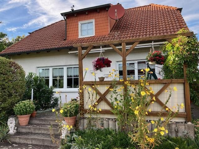 Freistehendes EFH im Landhausstil: weitläufiges Grundstück am Feldrand, Doppelgarage & Carport – Foto 1