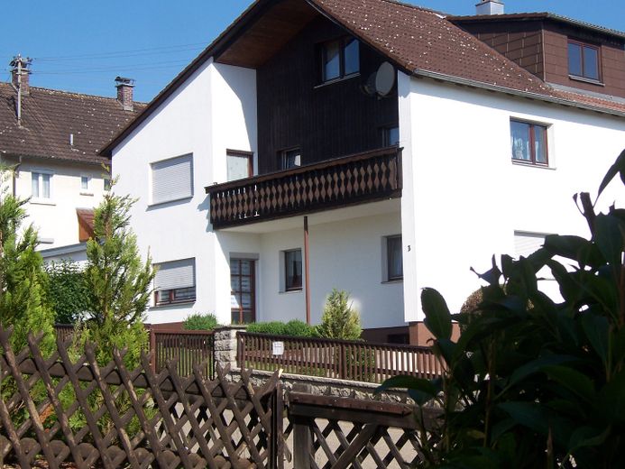 Gemütl. 3-Zi-EG-Whg., Du, WC, Terrasse, Garage, ab 01.05.24 Herbrechtingen-Anhausen zu vermieten – Hausansicht Südseite 