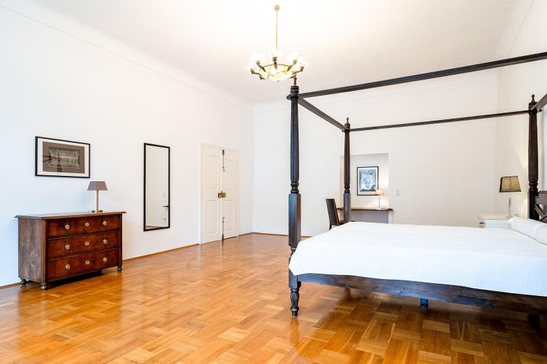 Abitare elegante in un ambiente esclusivo, centro storico di Passau – Mittig aniker Alabsterleuchter