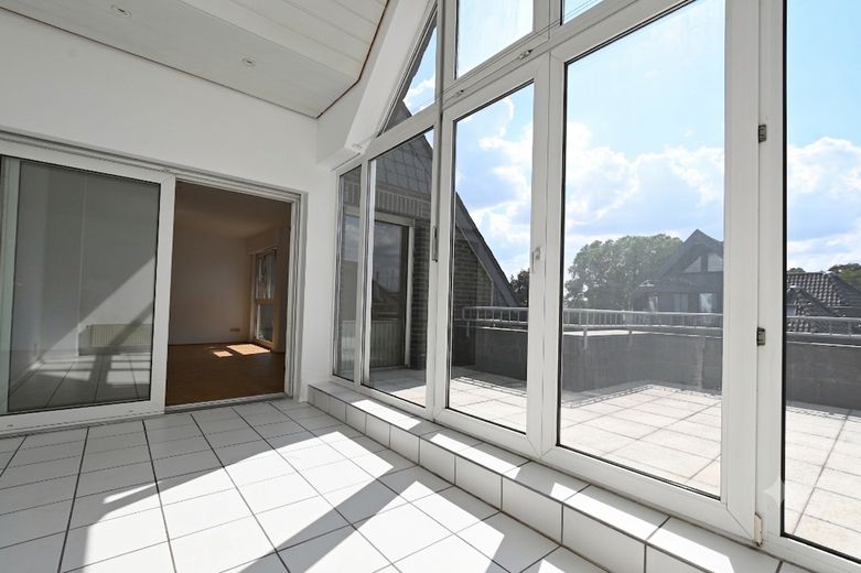 3-Zimmer-Penthouse mit Dachterrasse und Wintergarten in Köln-Wahn – Beheitzer Wintergarten