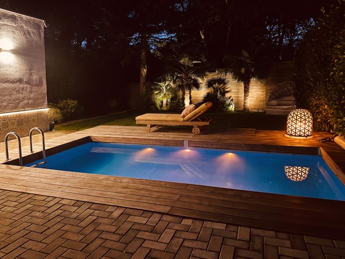 Architektur trifft Privatsphäre – besonderes Einfamilienhaus mit Pool, Sauna und Garten im Grünen – Außenbeleuchtung Garten