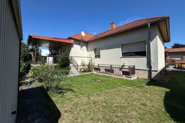 Bungalow indipendente esistente in una tranquilla strada secondaria a Stadtfeld West/Diesdorf con garage sotterraneo