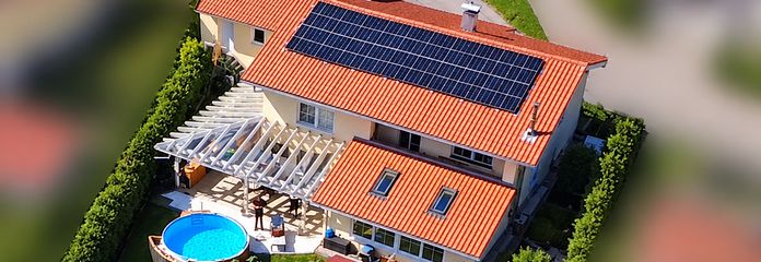 Affascinante casa unifamiliare con ampio giardino, piscina e sauna a Siegsdorf – Luftbild