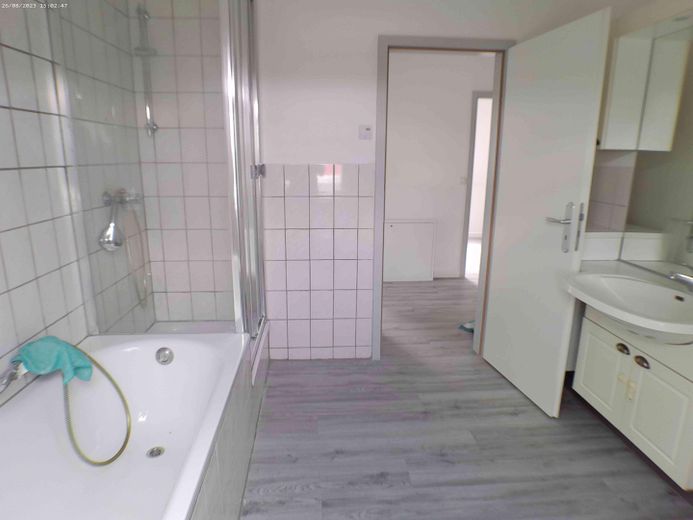 Tageslichtbad Blick zur Tür