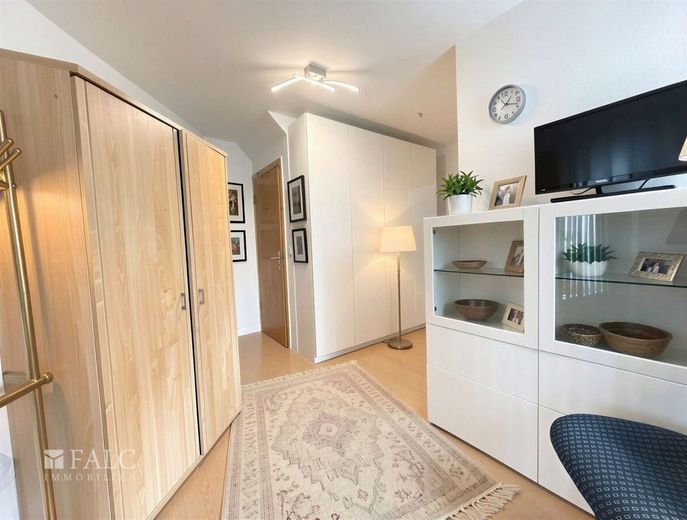 Familienfreundliches Einfamilienhaus mit großem Garten, Garage und vielseitigem Hobbybereich – Durchgangszimmer