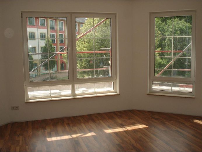 Helle 3-Zimmer-Wohnung im 1. OG mit Balkon – 84 m², Fußbodenheizung, Stellplatz – Wohnzimmer