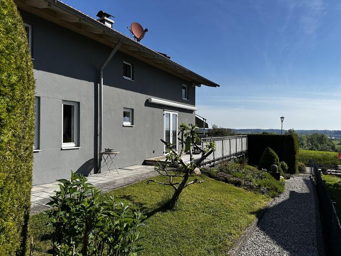 Modernes Einfamilienhaus mit freiem See- und Bergblick Nähe  Prien – Ansicht von Süden