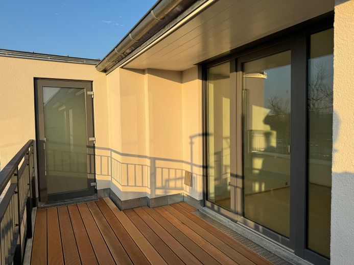 Obra nueva: Ático con terraza orientada al sur y cocina equipada - en Reinickendorf/Mitte – Terrasse