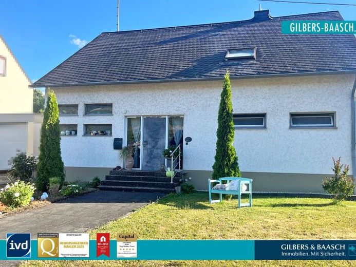 Longuich: Großes Einfamilienhaus mit Garten, Garage und Keller in schöner Wohnlage – Foto 1