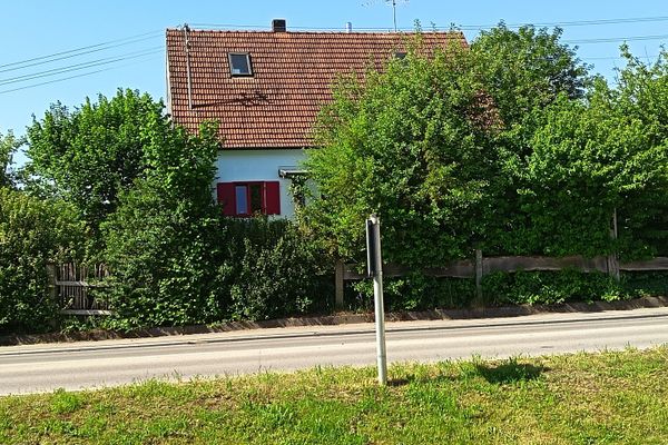 Haus am Dorfrande . Augsburg Land . Westliche Wälder