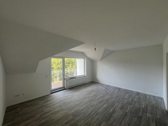 Frisch renovierte 3-Zimmer Wohnung mit Loggia ins Grüne, Einbauküche und Garage – Foto 3