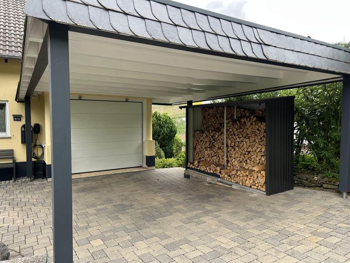 Carport und Brennholzregal