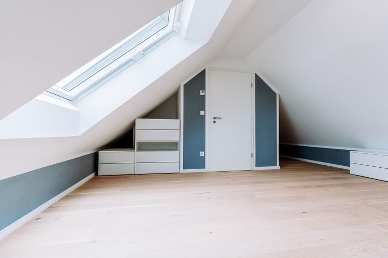 Hochwertige DHH mit Südgarten, PV, Wohnraumlüftung, 2 Wallboxen & ausgebautem Dachgeschoss – Arbeitszimmer DG