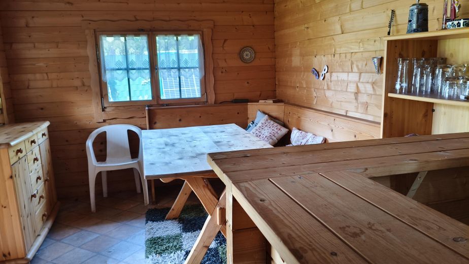 Doppelhaushälfte Einfamilienhaus, ländl. ruhige Lage doch zentral, gesamte Infrastruktur fußläufig – rustik. Sitzecke, Bar + Tresen