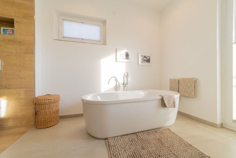 WOHLFÜHLOASE UNTER ZEITLOSEM SATTELDACH – Badezimmer