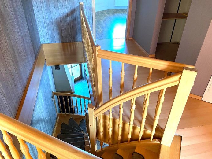Freistehendes Einfamilienhaus mit Einliegerwohnung und Garage in ruhiger Lage (Sackgasse) von Brakel – Treppe Hauptwohnung DG