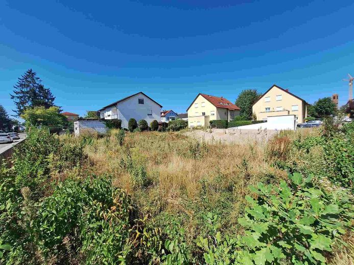 Terreno interessante -lotto d’angolo- in una tranquilla zona residenziale vicino al centro città e allo stabilimento AUDI – Foto 2