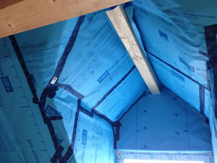 Edificio residencial y comercial en una ubicación céntrica de Lohmar – Innenausbau neues Dach