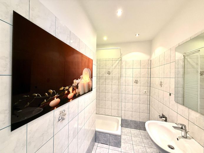 Top-Lage & Weitblick am Fennsee: Helle, bezugsfreie 2-Zimmer-Wohnung. Für Selbstnutzer oder Anleger – Bad