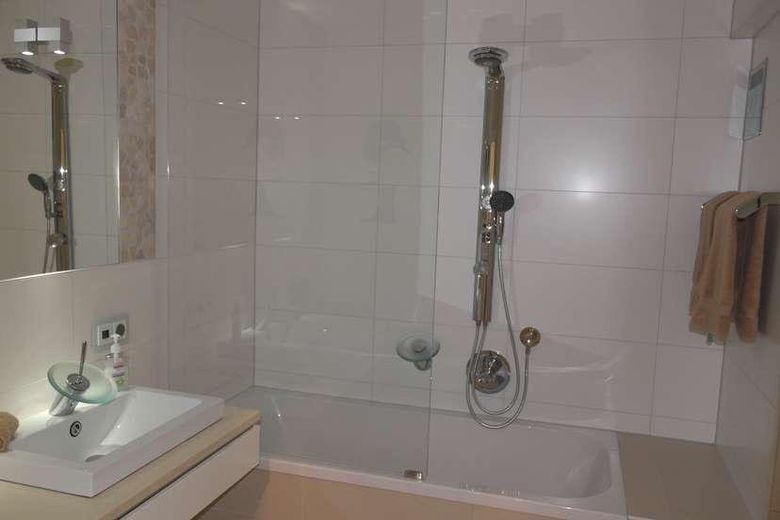 Jüchen-Hochneukirch’te kiralık lüks daire – Wanne mit Dusche