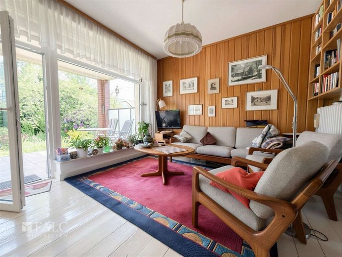 Charmantes Familienhaus mit zwei Wohneinheiten, traumhaftem Garten und großem Entwicklungspotenzial – Wohnzimmer 1. OG