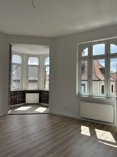 Renovierte Altbauwohnung im denkmalgeschützten Ensemble – Wohnzimmer