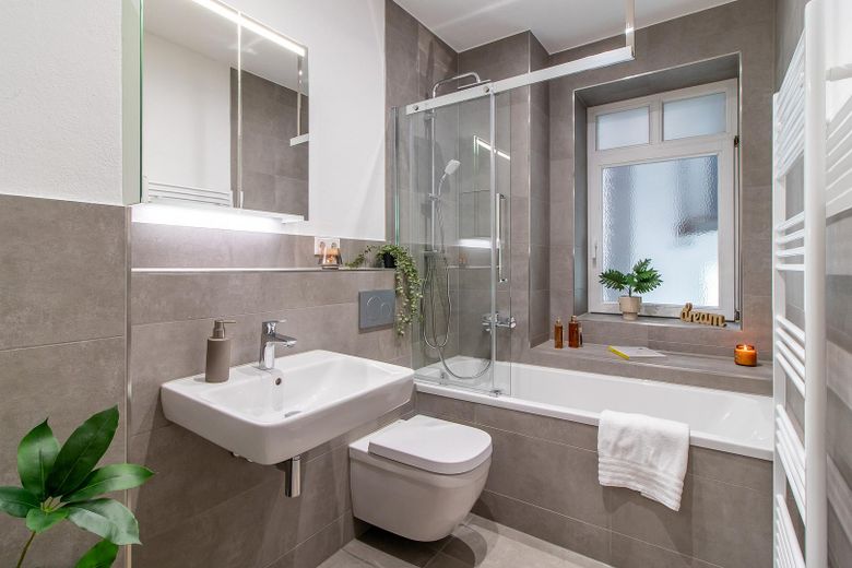 Frei & neu modernisiert - energieeffizienter Wohntraum mit Wellness-Bad & Balkon in Top-Lage – Badezimmer