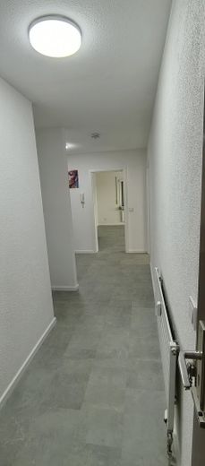 3-Zimmer-Wohnung – frisch renoviert, bezugsfertig – Flur