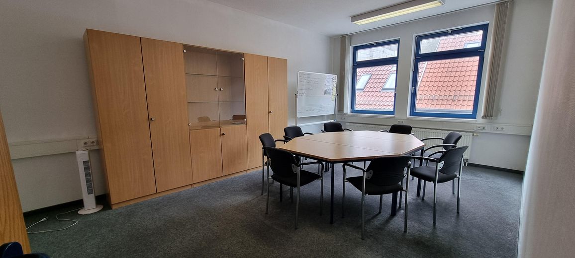 Industrie-/Logistikstandort mit Büro- und Sozialflächen| 6.000 € Kalt| 3,83 €/m² | 3D-Scan – OG Meetingraum
