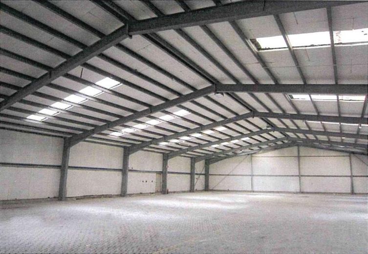 Capannone di stoccaggio e produzione di 1000m² nella zona industriale, 2,75 €/m² vicino a Saarbrücken (uffici opzionali) – Halle innen Foto 2