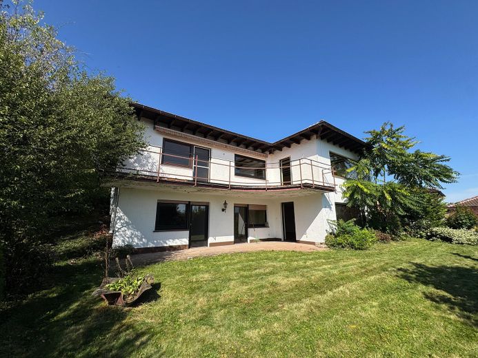 Großzügiges Einfamilienhaus mit Fernblick – Gartenansicht