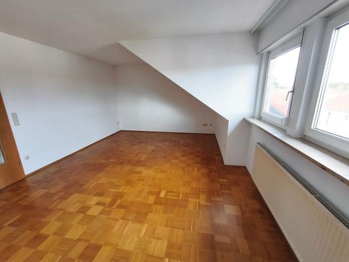 3 Zi. Wohnung (Nr. 6) im DG (2. OG) mit Balkon und Garage – Wohnzimmer Bild 2