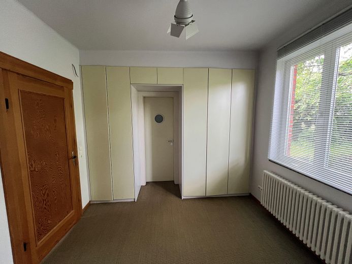 PROVISIONSFREI: Charmantes EFH in zentraler, ruhiger Anliegerstraße – Einbauschrank / Tür zum Bad