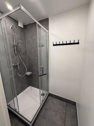 Stanza in appartamento condiviso con balcone | Ristrutturata con materiali di pregio e completamente arredata – Dusche