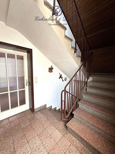 2 bis 3-FH mit Garten + Garage in guter Lage von Sulzbach – Treppenhaus 1. OG