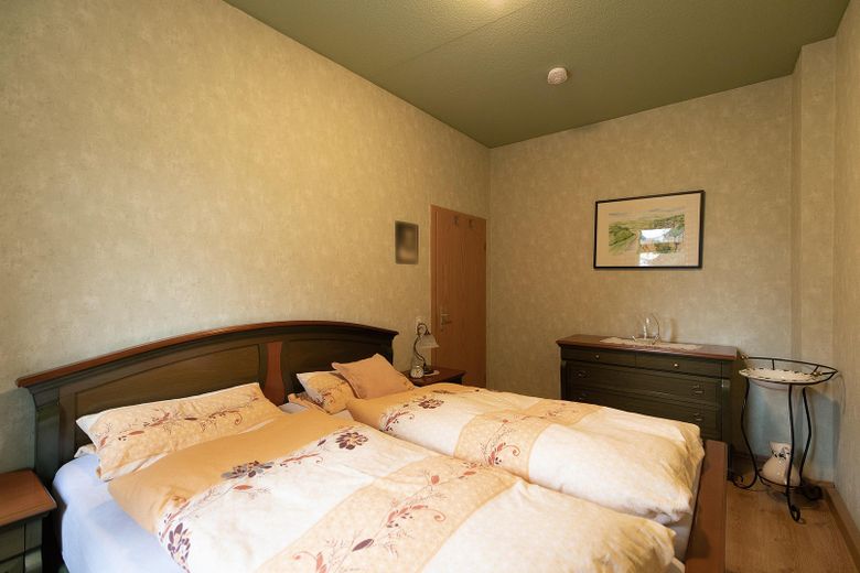 Stylish 3-room apartment with high-quality fitted kitchen and shared use of the garden – Schlafzimmer
