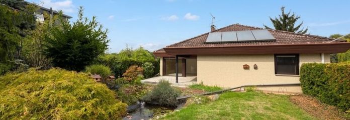 Bungalow completamente interrato con giardino e vista senza ostacoli sui prati di Oberasbach