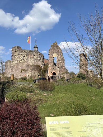 Doppelhaushälfte kernsaniert mit Wärmepumpe + Bauland mit Baugenehmigung in Dreieichenhain – Umgebung Burg Hayn