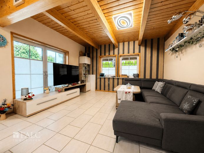 ***Großzügiges Einfamilienhaus mit Außenfachwerk und traumhaftem Garten*** – Wohnzimmer