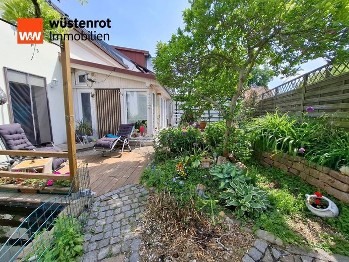 Mehr Wohnraum, mehr Lebensqualität - Modernisiertes Haus mit komfortablen Extras! – Garten