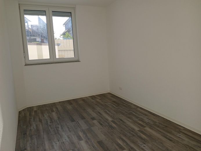غرفة مشرقة في شقة مشتركة من 3 أشخاص مع مطبخ مدمج جديد وتراس – Zimmer 3